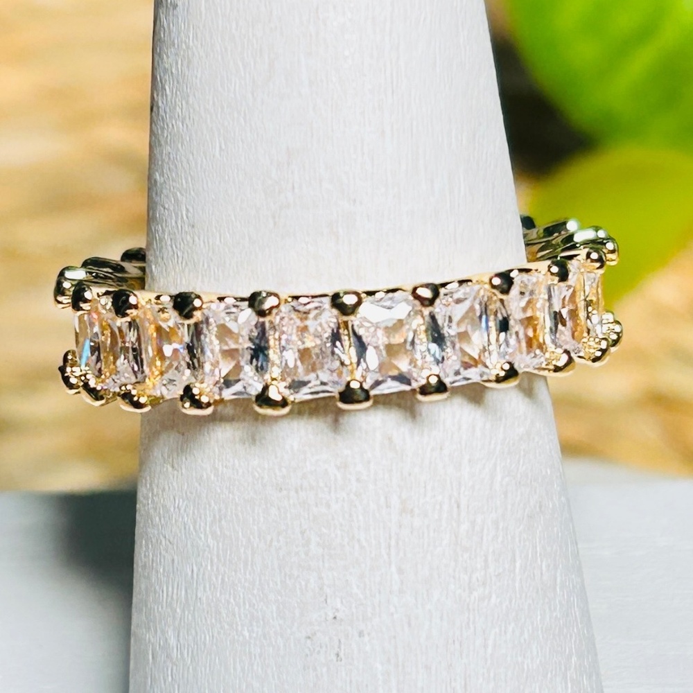 Sparkly baguette-shaped crystal stone and gold-toned ring. Size 7 3/4 - Picture 4 of 10